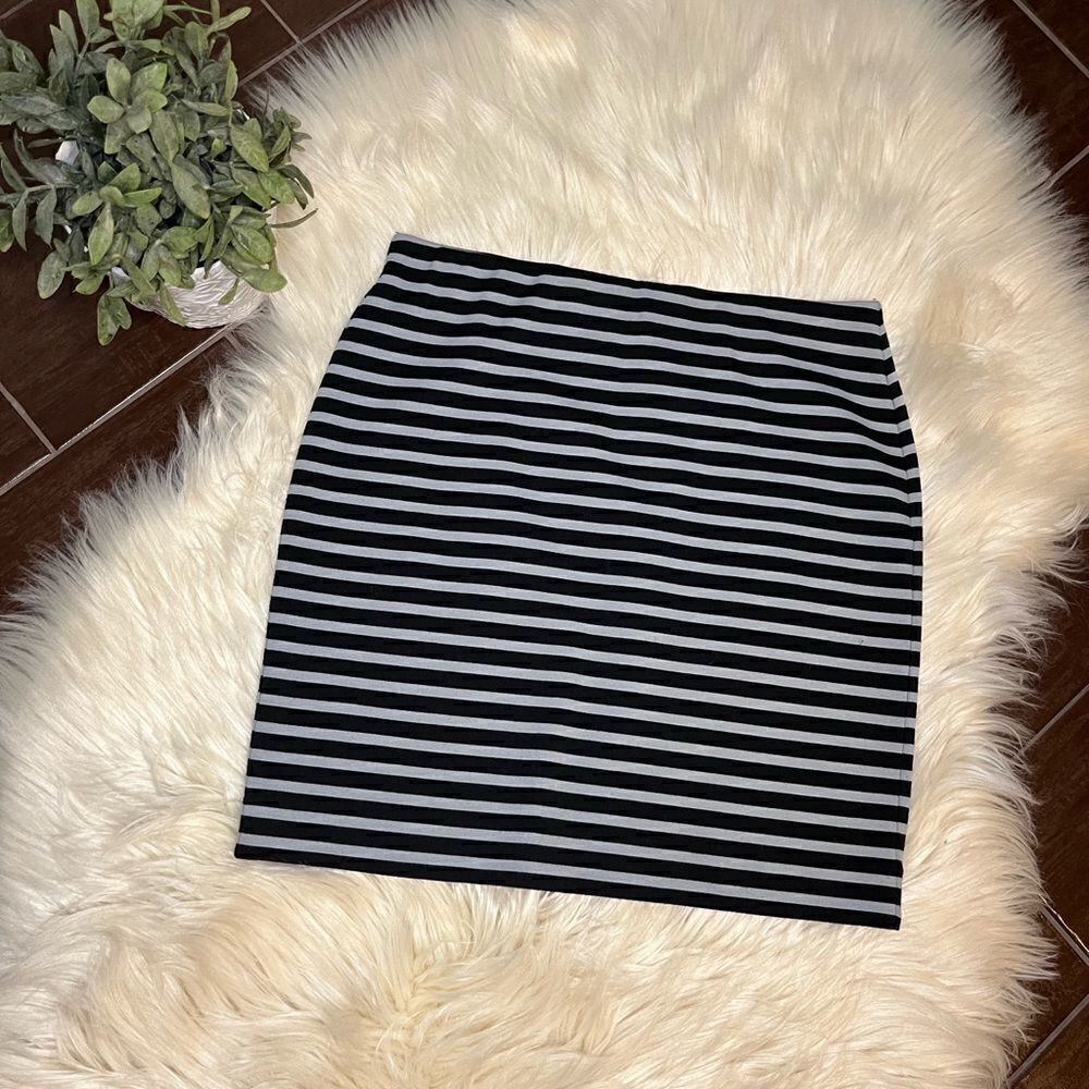 Loft grey/black striped skirt sz Small Petite